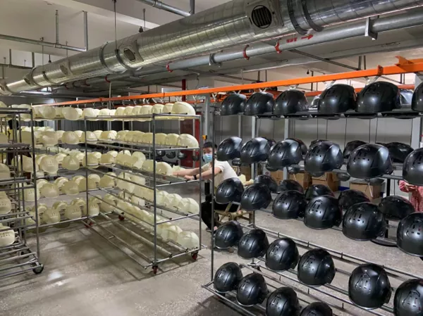 Vår hjälmfabrik uppgraderar produktionslinjen för att öka OEM-anpassningskapaciteten